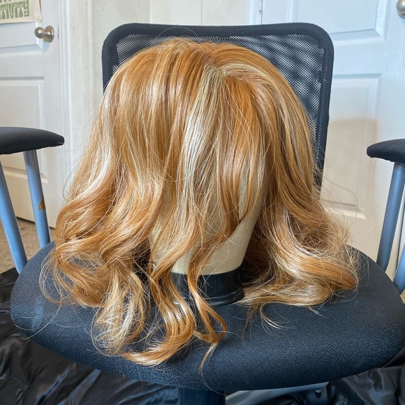 Used Lace Honey Blonde Wavy Wig - Picture 4 of 16